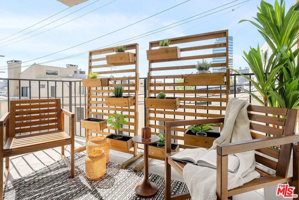 1215 Brockton Avenue UNIT 203, Los Angeles, CA, 90025