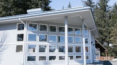 $750,000+